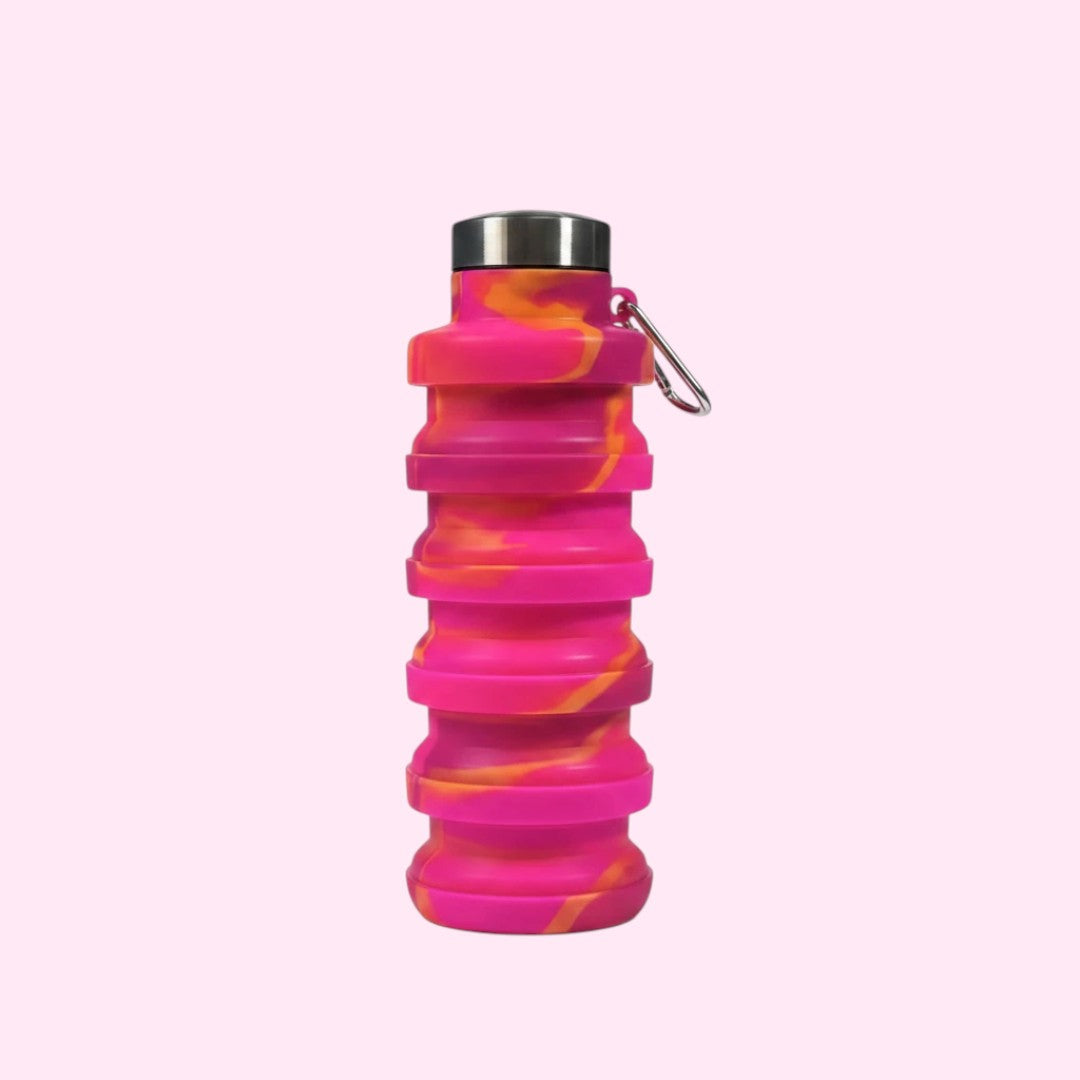 Garrafa de água retrátil Chic Travel em silicone rosa e laranja com mosquetão, ideal para viagens e atividades físicas.