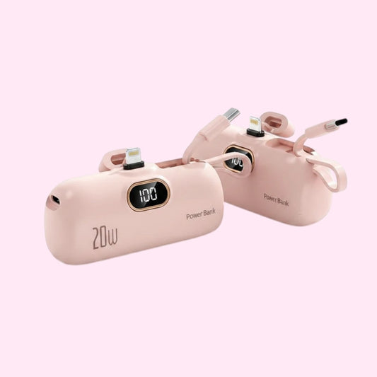 Dois carregadores portáteis Chic Travel rosa com visor digital, cabos integrados Lightning e USB-C e potência de 20W.