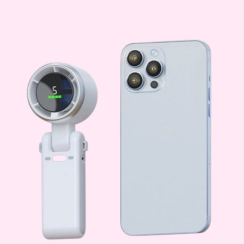 Ventilador portátil branco Chic Travel com display digital de bateria ao lado de um smartphone